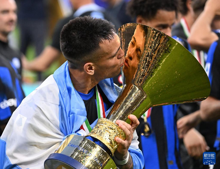 5月19日,国际米兰队球员劳塔罗赛后高举联赛冠军奖杯庆祝.