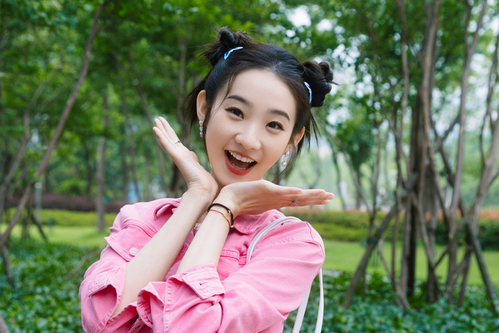 张艺凡粉色套装双丸子头好可爱的妹妹