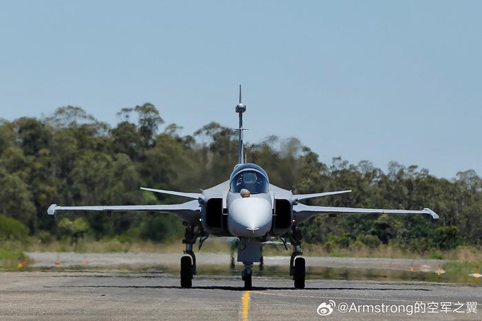 巴西空軍最新一架鷹獅e在阿納波利斯空軍基地進行巴西首飛