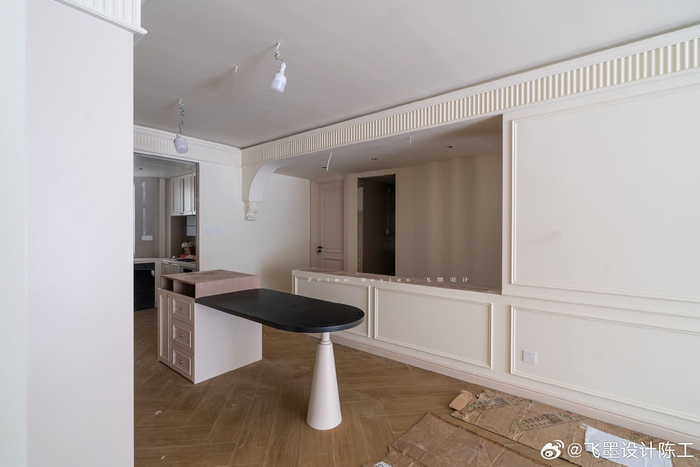 硬装施工中的法式风项目-- 全屋木地板通铺,客餐一体 独立式书房设计