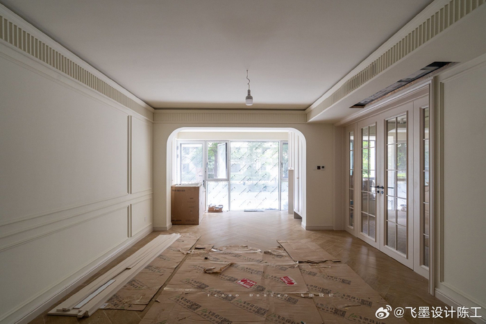 硬装施工中的法式风项目-- 全屋木地板通铺,客餐一体 独立式书房设计