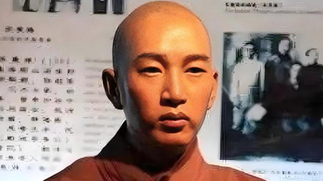 太奇葩！民国“花和尚”暴毙而亡，死后在他床下发现大量糖果