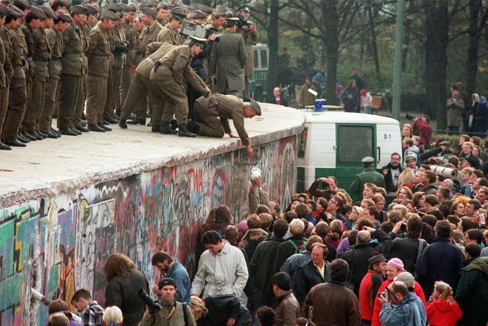 34年前的今天1989年11月9日德国柏林墙倒塌
