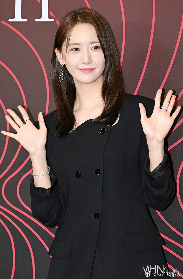 林允儿 今日qeelin活动造型 黑色西装套装配以长筒靴率性优雅