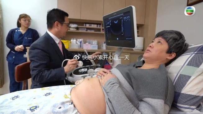 58岁港星怀二胎5个月，在浴缸内小产流血4升，为生孩子铤而走险