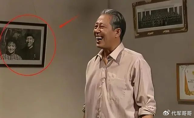 演员文兴宇因肺癌去世17年,曾每天吸三包烟,妻子至今无法走出