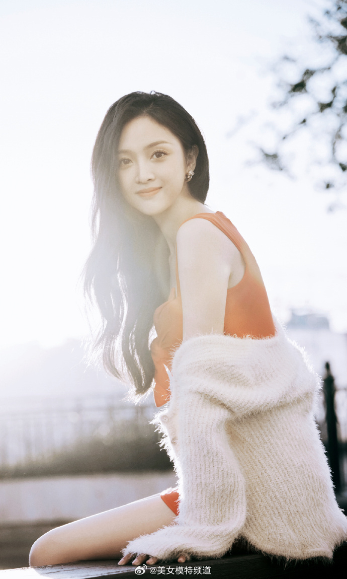 吴宣仪晒红色公主短裙随拍清甜笑容配阳光昂意无限