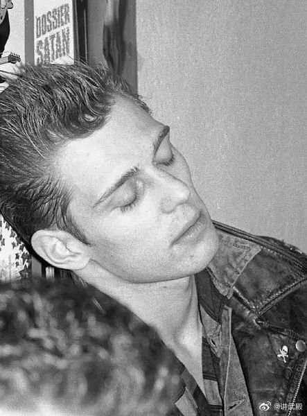 朋克乐队the clash的贝斯手paul simonon__财经头条