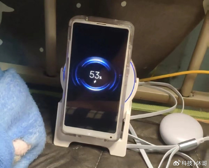 给小米老手机加装太阳能充电板外出续航可超过七天