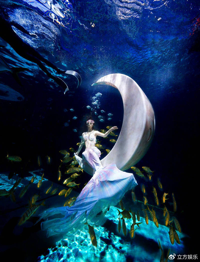 黄圣依晒七夕美人鱼装扮随拍身材曼妙美如天仙