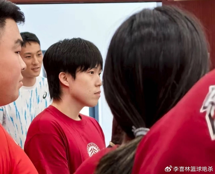 恭喜！王楚钦入选北大，开红色大G唱校歌引同学拍照