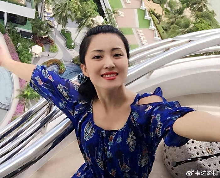 16岁的时候张可决心去表演二人转来养家,恰好这个时候王小虎也缺一个