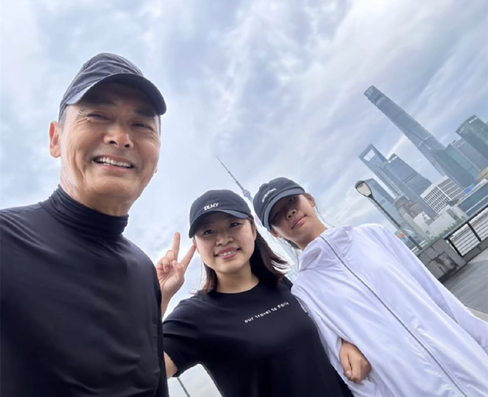 全程无助理无保镖,拿粉丝手机亲自合影|外滩|周润发|晨跑_新浪新闻