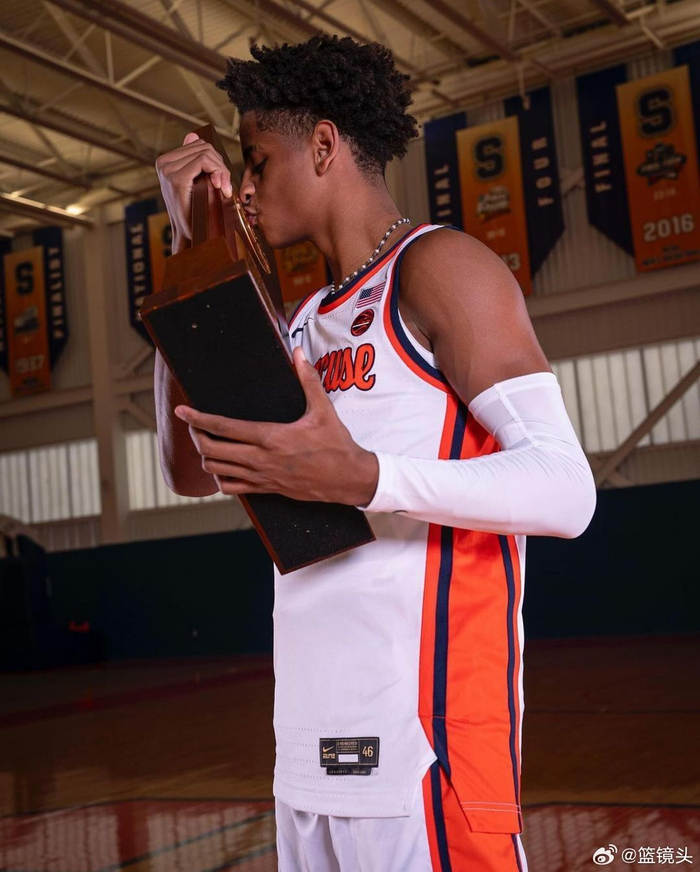 子承父业泰裤辣!安东尼一家身穿雪城大学球衣拍摄写真