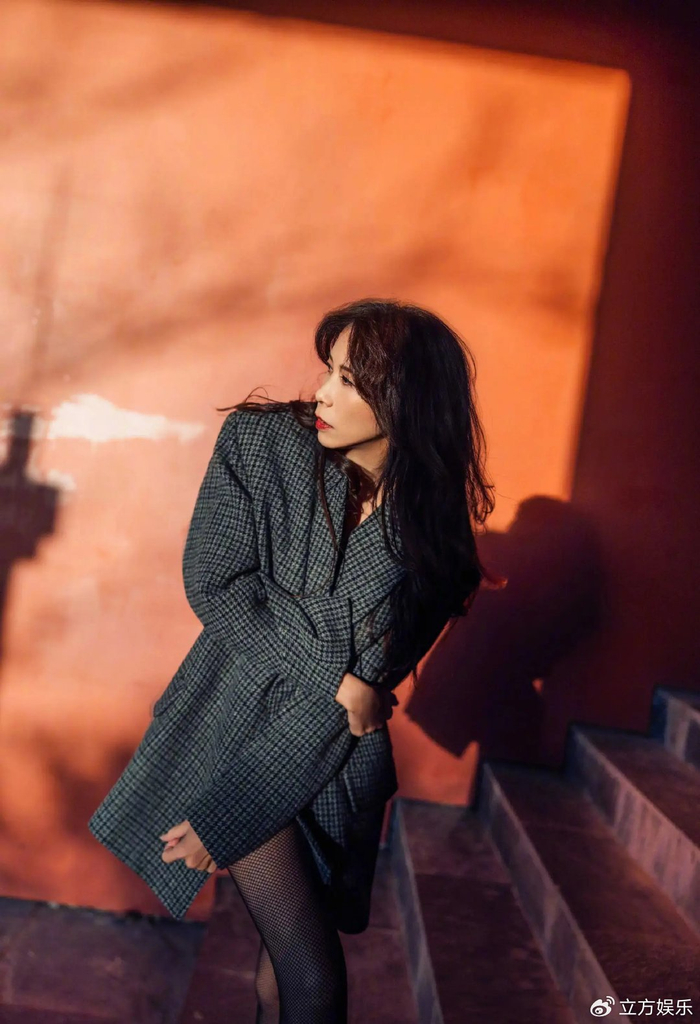 莫文蔚穿绿色深露背礼服秀美背 西装搭黑丝超撩人|莫文蔚|露背|黑丝