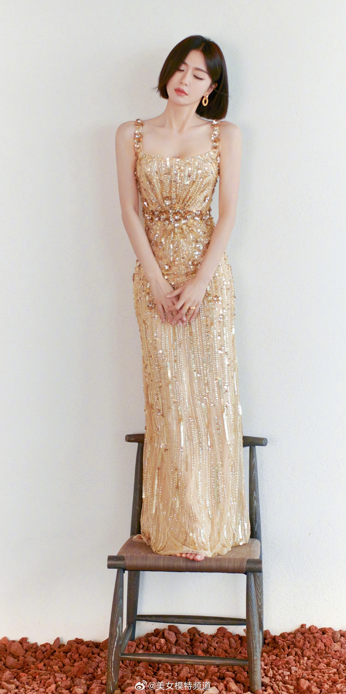 秦岚金色吊带长裙写真