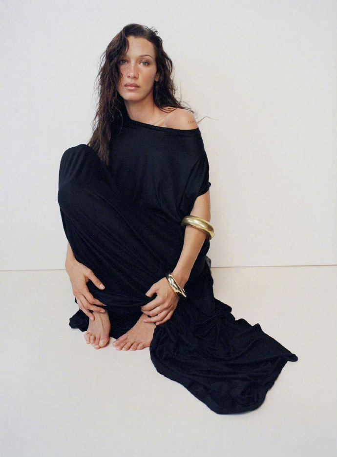 bellahadid身穿balenciaga登上vogue意大利版2024年四月刊封面