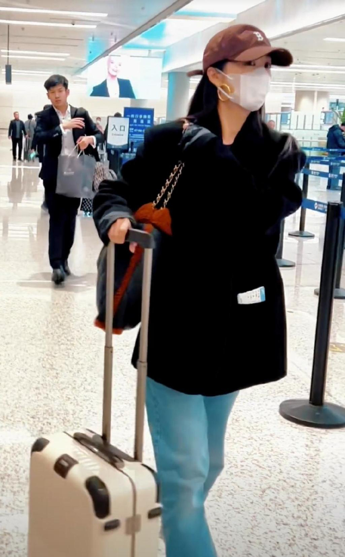 黄晓明前女友李菲儿惹争议机场撩衣服疑似走光内裤连在衣服上