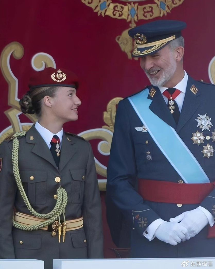 17岁西班牙公主和父亲并肩行军礼,气宇轩昂,国王对长女充满疼爱|费