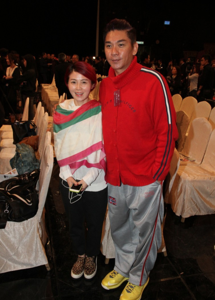 55岁黄子扬三婚五周年,与小20岁嫩妻办派对庆祝,夫妻已定居内地|Win|林俊贤|结婚|离婚|妻子_新浪娱乐_新浪新闻