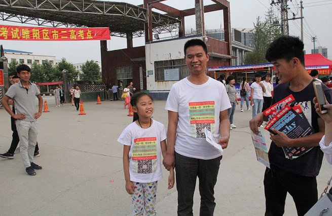 完走出考场,其他家长纷纷围了过来,大家都在讨论"她才9岁就参加高考啊