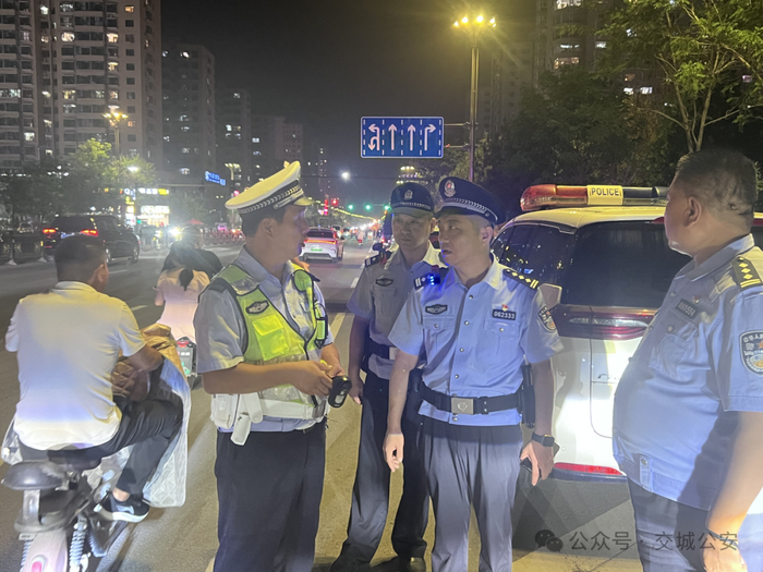 交城:点亮"平安灯" 守护"仲夏夜"|公安局|巡逻_新浪新闻