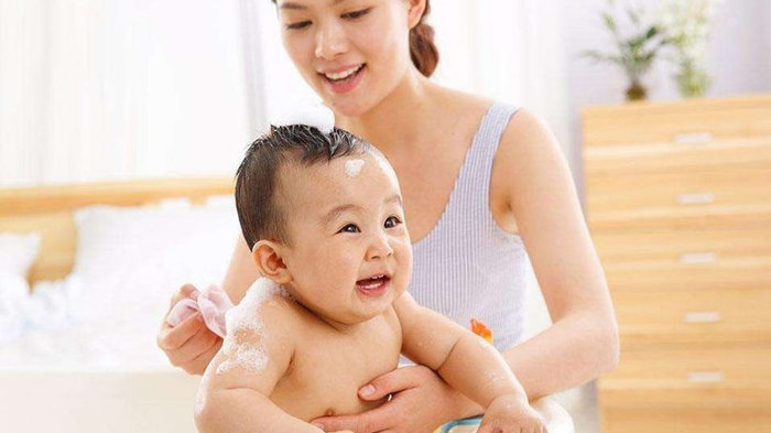 妈妈带男宝宝一起洗澡，最好别超过这个年龄，对孩子影响不好