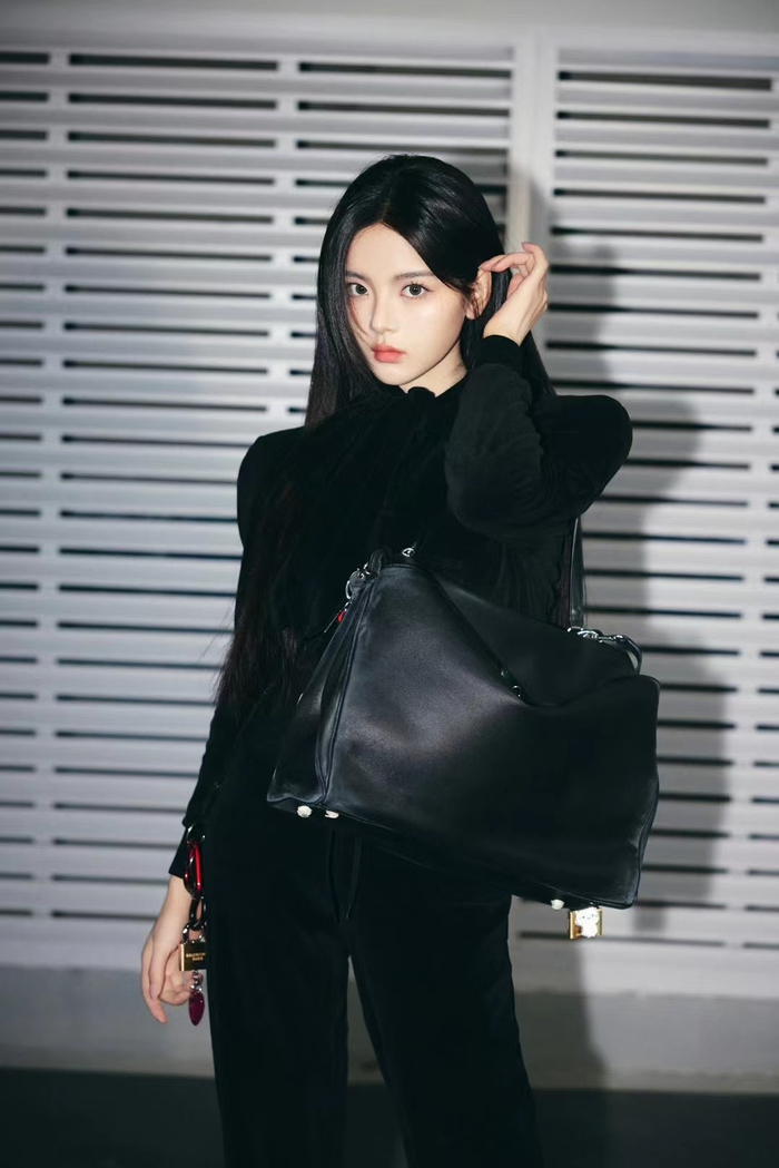 演员歌手杨超越身着黑色天鹅绒针织套装