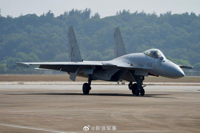 现场静态展示:中国海军重型舰载战斗机歼-15T落地珠海