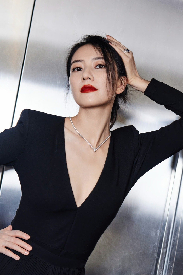 高圆圆身着黑色深v连衣裙出席品牌活动