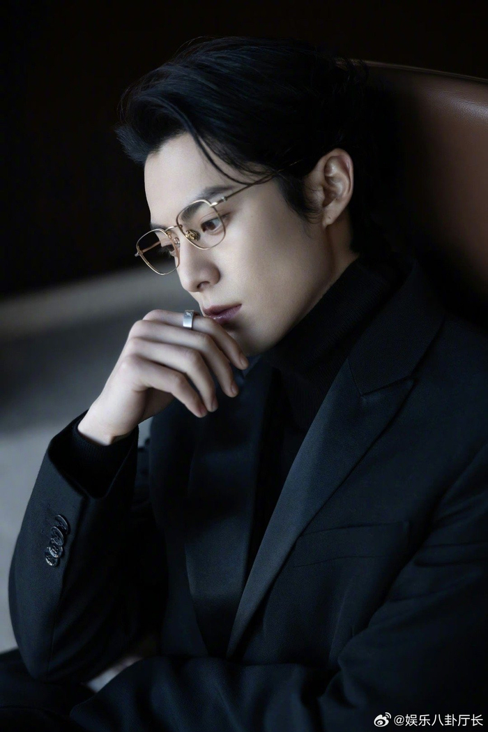 王鹤棣昨日活动造型西服套装金丝眼镜霸道总裁上线