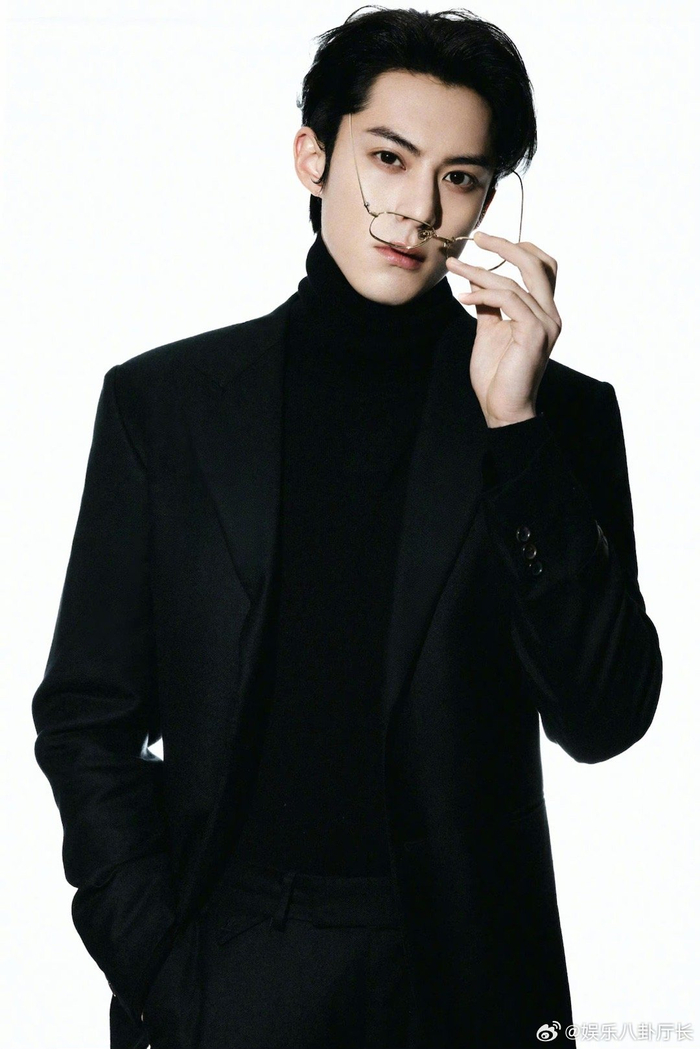 王鹤棣昨日活动造型西服套装金丝眼镜霸道总裁上线