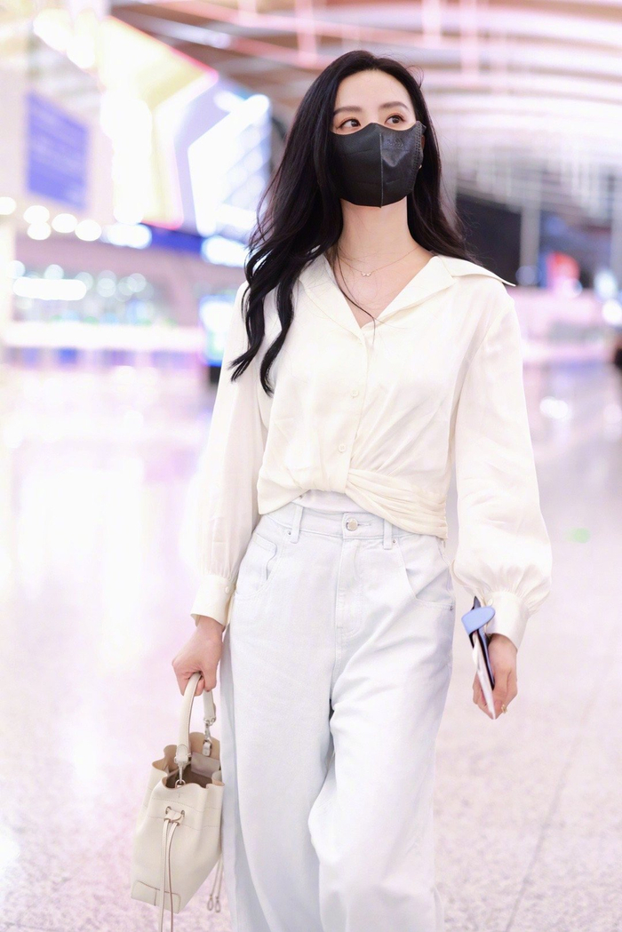 刘诗诗一身素雅装扮现身机场前往戛纳