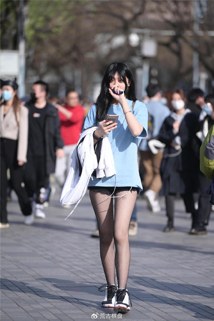 搭配黑白色的运动鞋,要是选择高跟鞋,会不一样|丝袜|运动鞋|黑白色