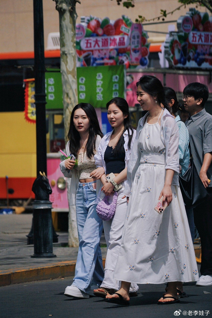 天津五大道上女孩看过来