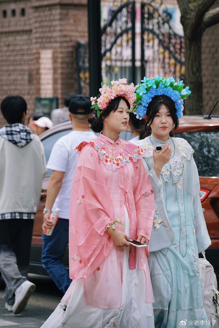 天津五大道上女孩看过来