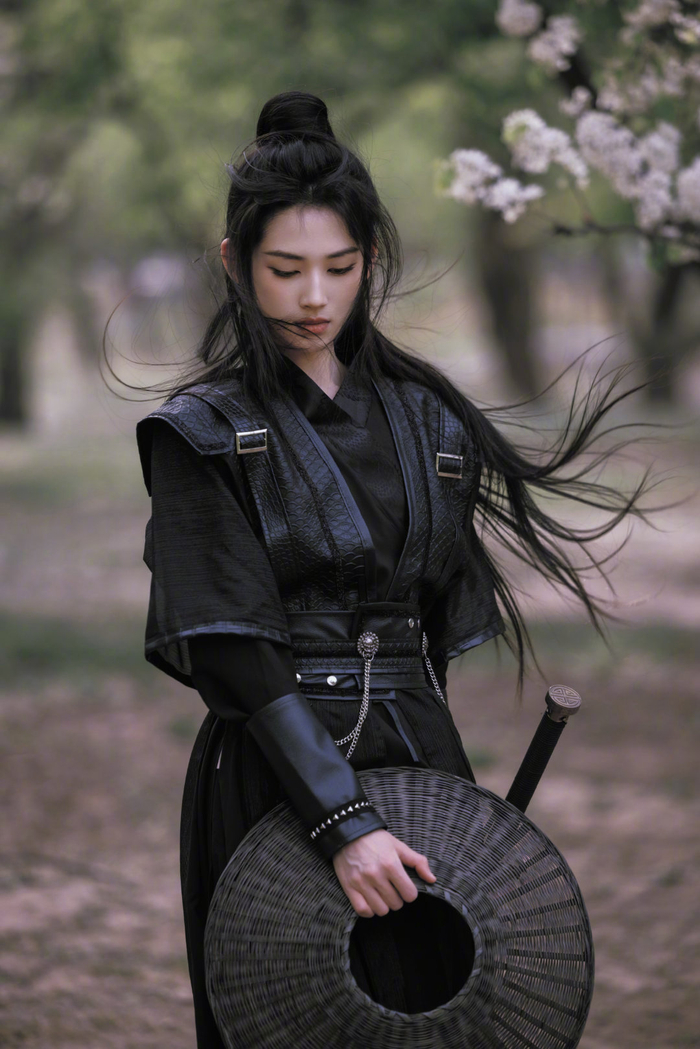 最新黑衣侠女写真,林间飒沓而来的御敌剑客,好适合代入武侠剧