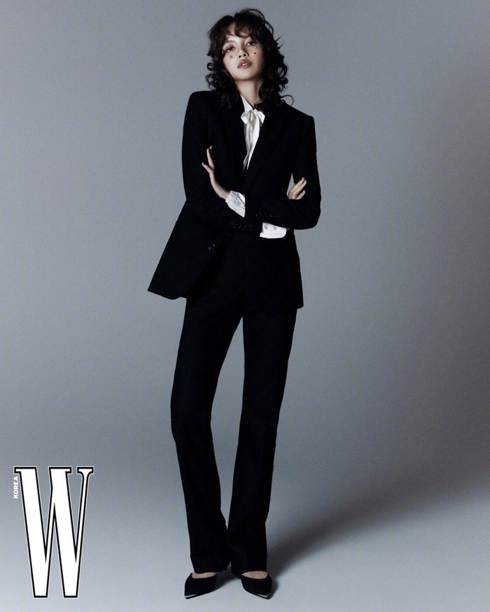 身穿celine登上wkorea2023年八月刊封面