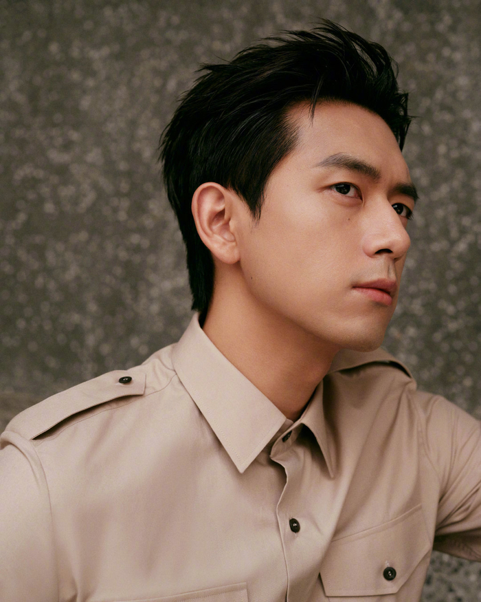 利落干练的线条,硬朗帅气的轮廓,松弛又有魅力～ 67李现最新造型