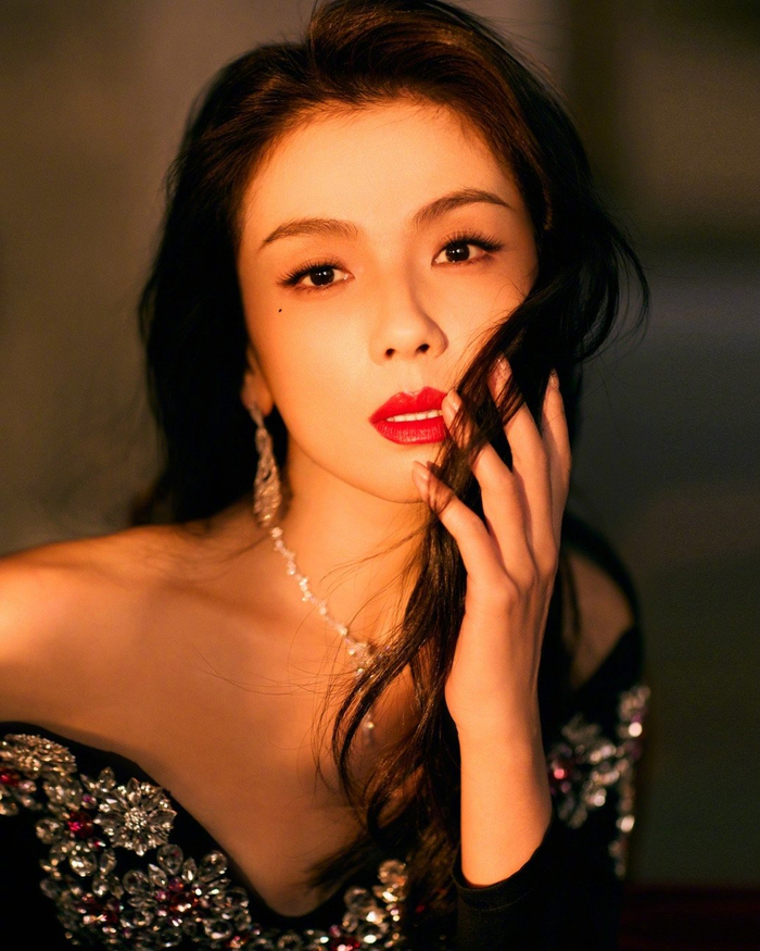 搭配宫廷风红丝绒造型优雅风韵中增添一份魅惑