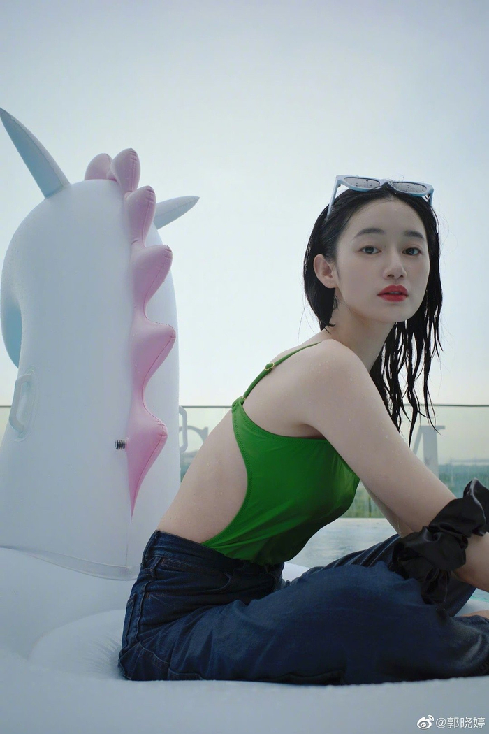 郭晓婷一日假期plog送达 绿色吊带上衣牛仔裤……__财经头条