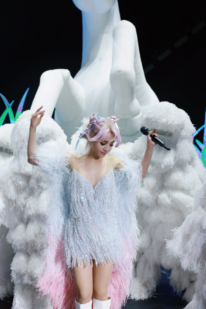 蔡依林福州演唱会献惊喜 可爱迷人粉羽毛蛋糕裙首曝光|蔡依林|蛋糕裙