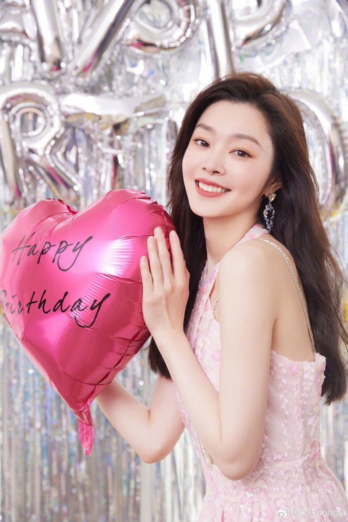 宋轶发布生日照身穿粉色绣花挂脖连衣裙笑容甜美迷人