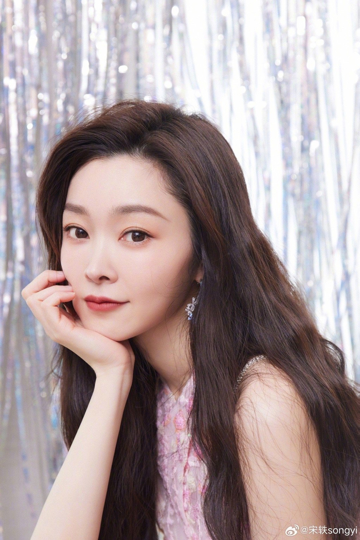 宋轶发布生日照,身穿粉色绣花挂脖连衣裙,笑容甜美迷人……__财经头条