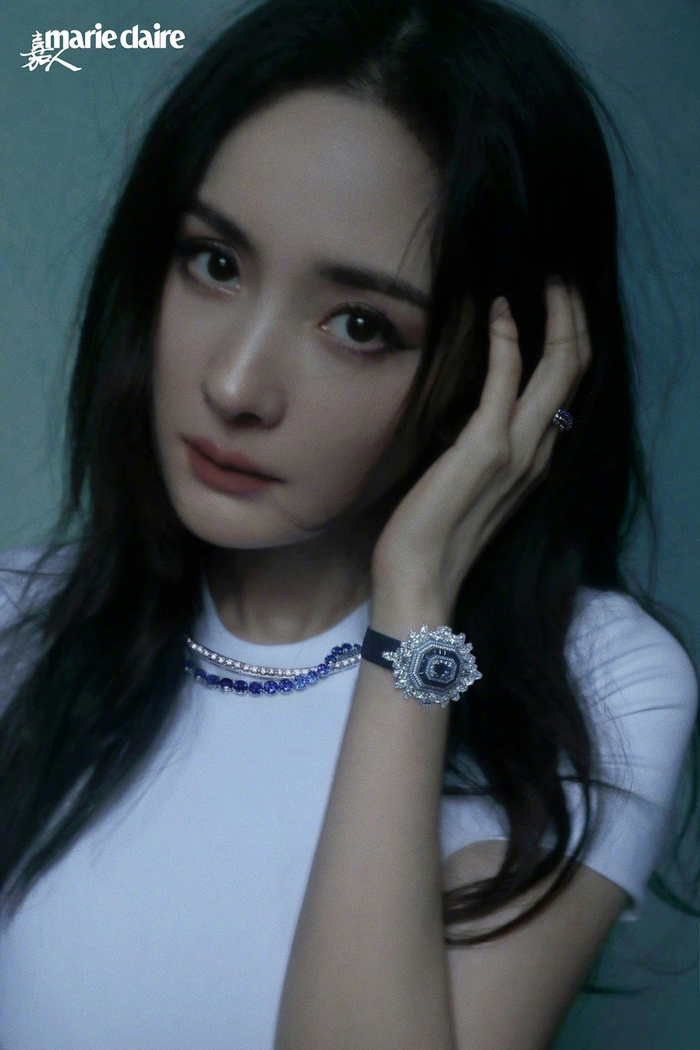 幂姐又来大鲨四方了黑天鹅眼妆搭配红唇高级感满屏