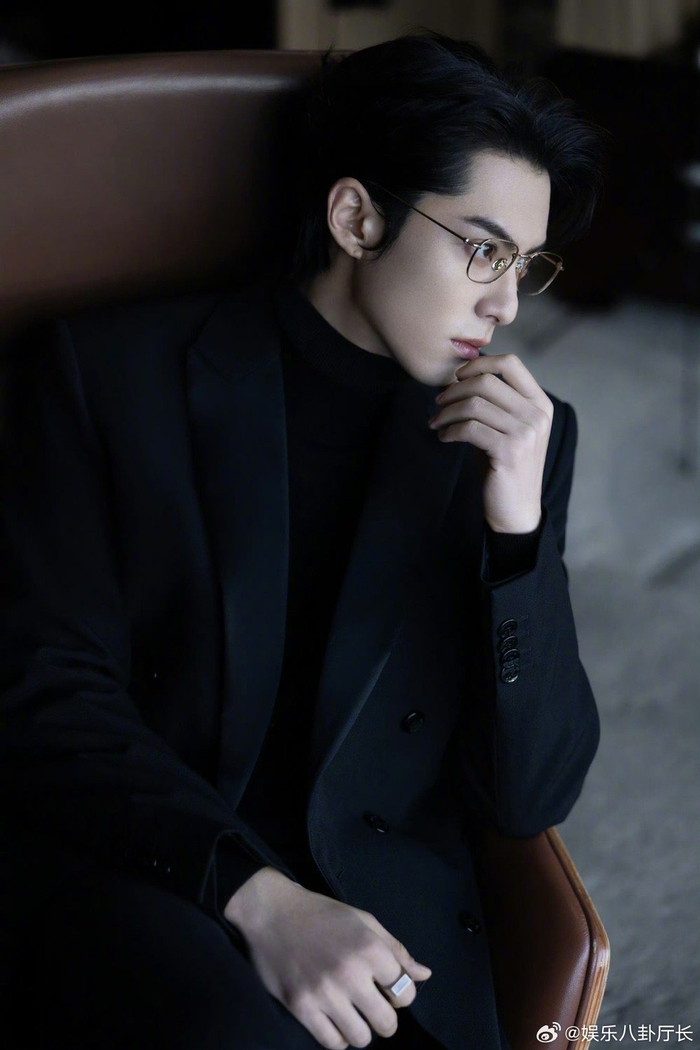 王鹤棣昨日活动造型西服套装金丝眼镜霸道总裁上线