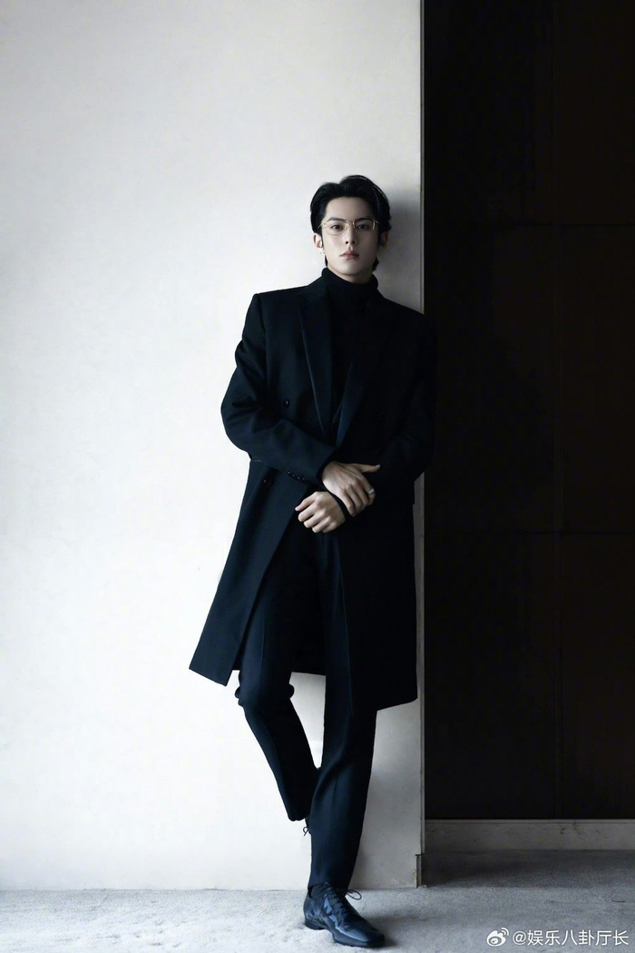 王鹤棣昨日活动造型西服套装金丝眼镜霸道总裁上线