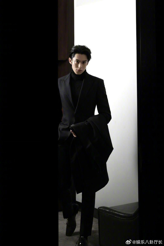 王鹤棣昨日活动造型西服套装金丝眼镜霸道总裁上线