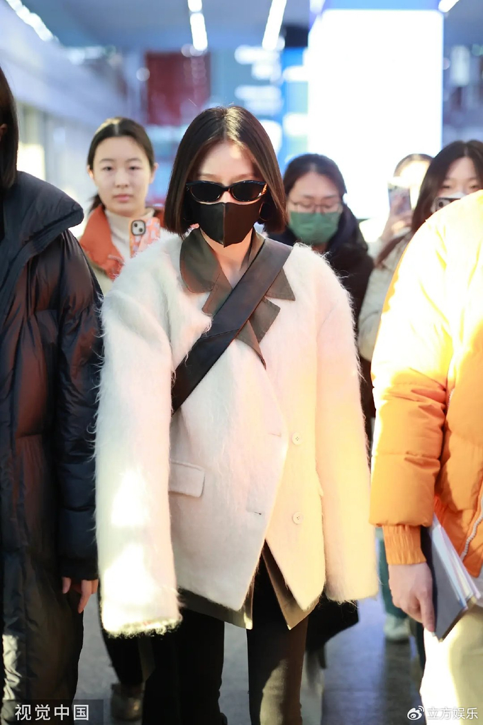 秦岚戴墨镜现身北京机场穿白色西装展现少女感