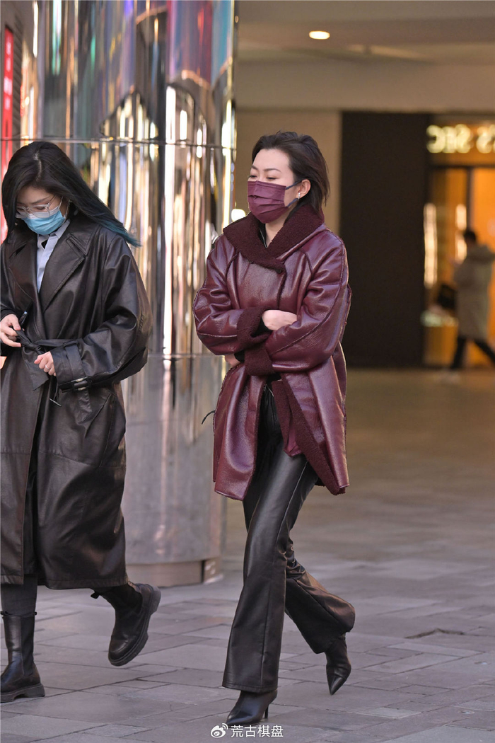 喜欢皮衣搭配的美女,裤子和鞋子也是真皮的款式|皮裤|微喇叭|紧身